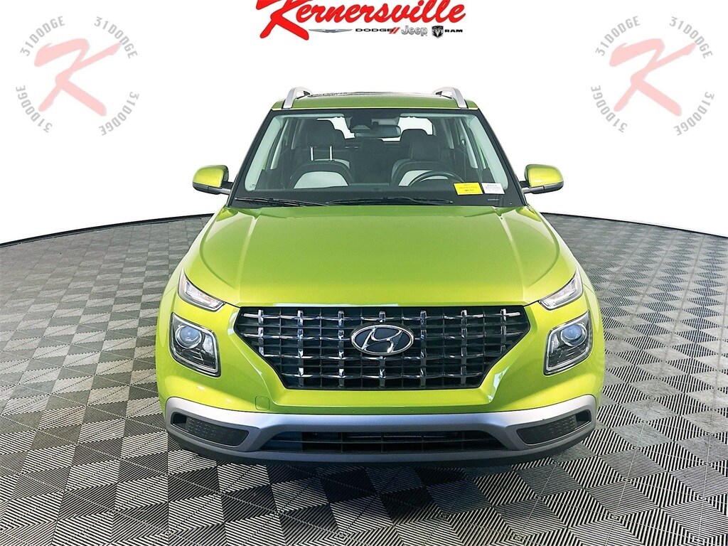 2024 Hyundai Venue SEL photo 2