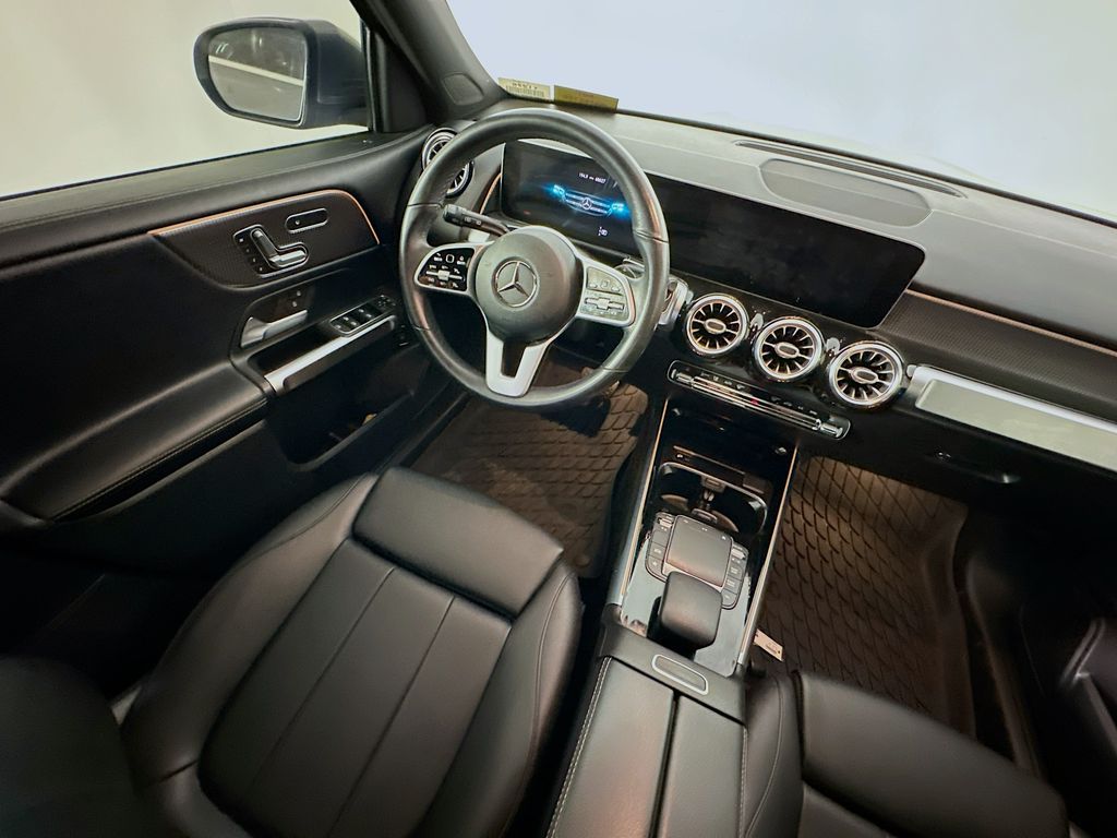 Mercedes-BenzGLB9