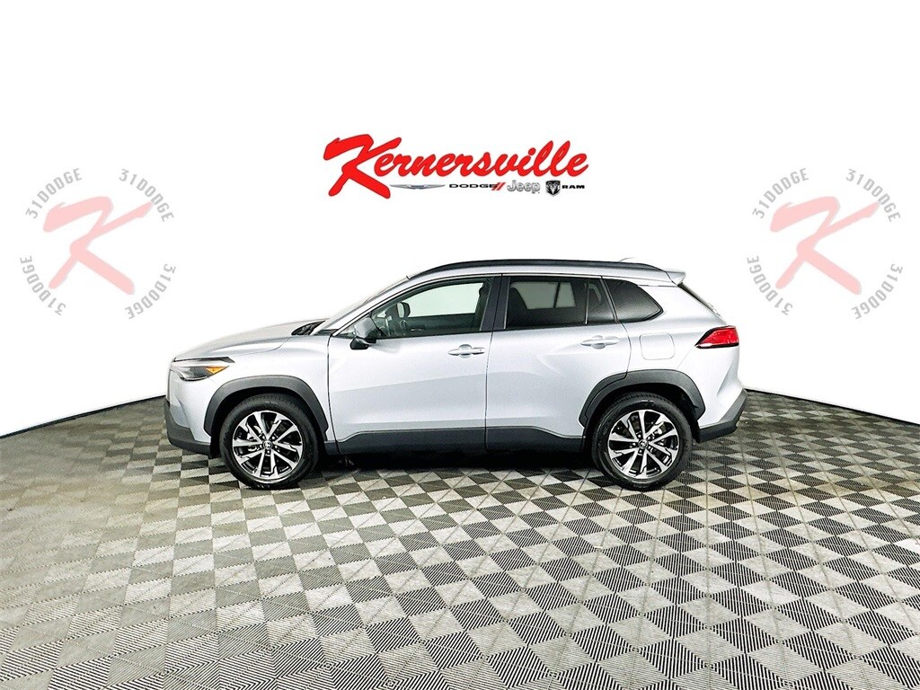 2024 Toyota Corolla Cross XLE photo 4