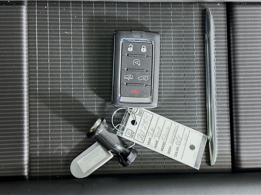 JeepGrand Wagoneer L20