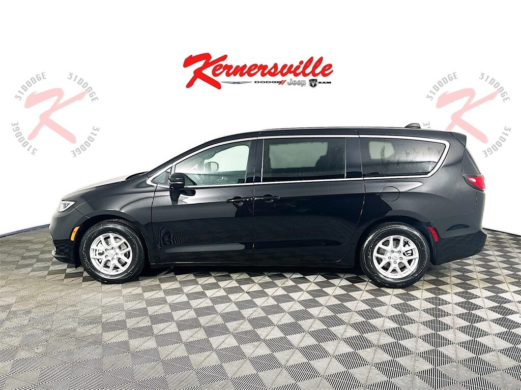 2026 Chrysler Pacifica photo 4