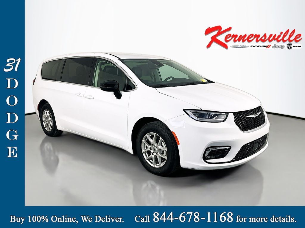 2024 Chrysler Pacifica Touring L's photo