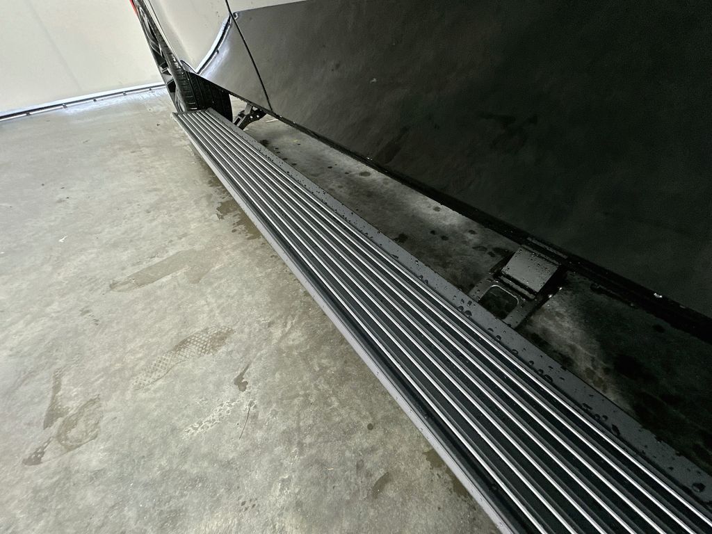 JeepGrand Wagoneer L22