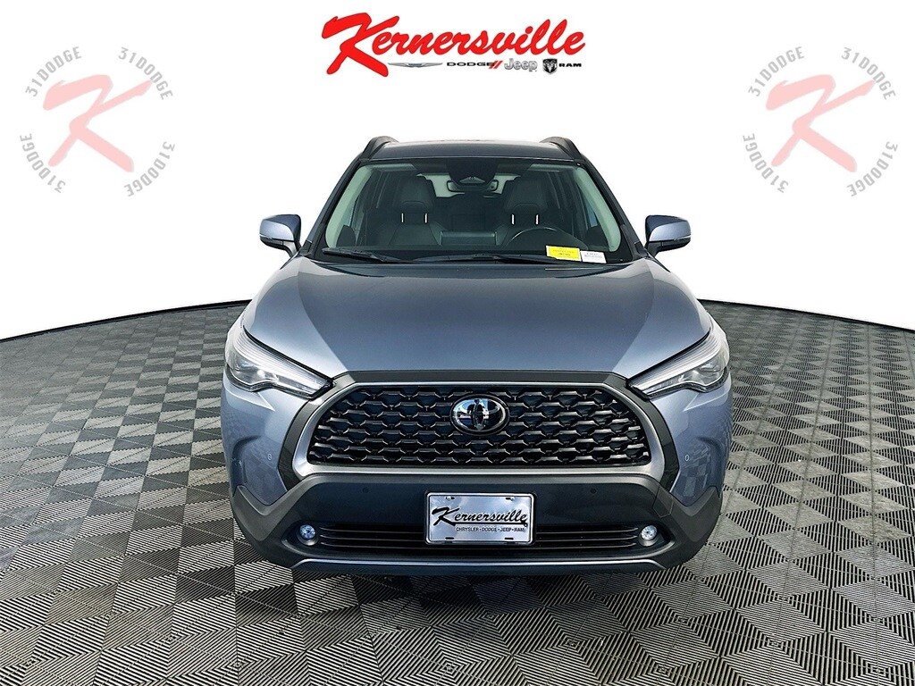 2023 Toyota Corolla Cross XLE photo 2