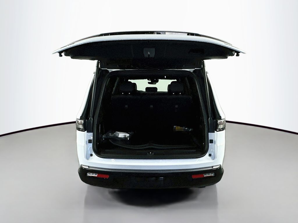JeepGrand Wagoneer L16