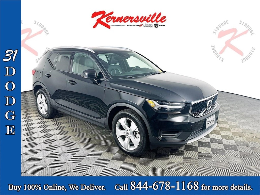 2022 Volvo XC40 Momentum's photo