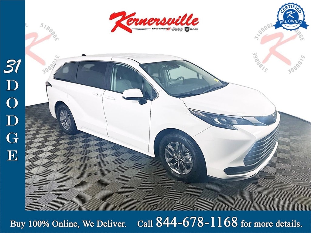 2024 Toyota Sienna LE's photo