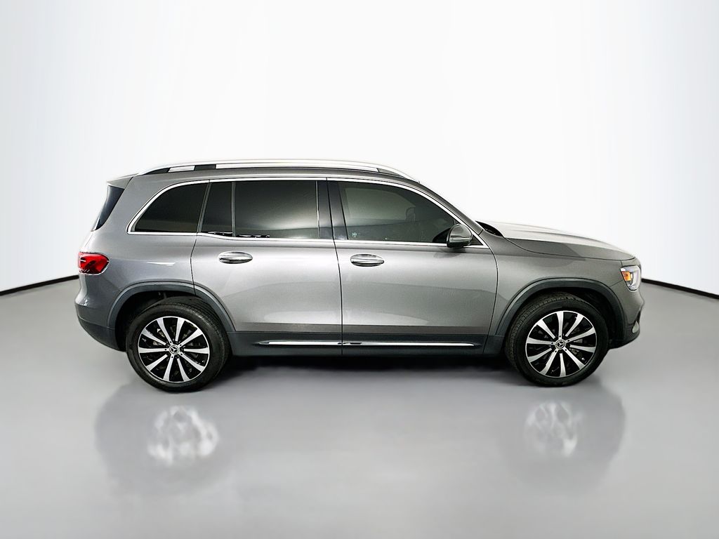 Mercedes-BenzGLB8