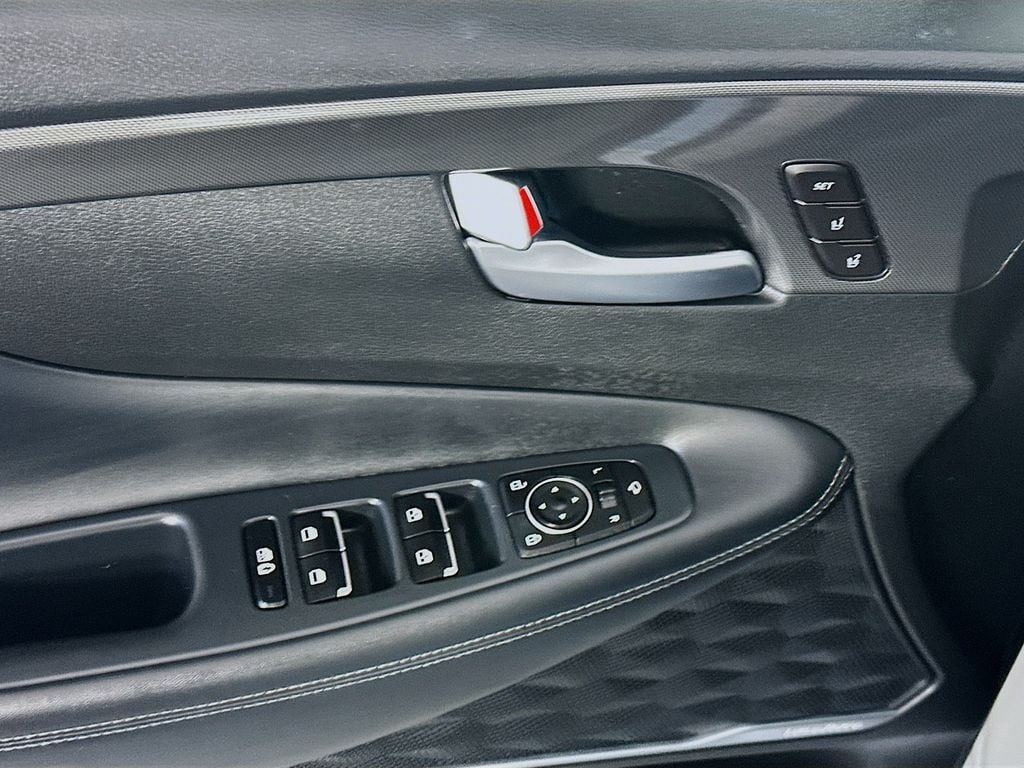 HyundaiSanta Fe24