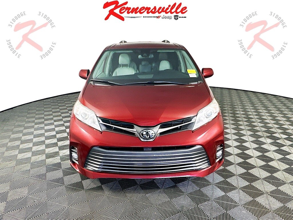 2019 Toyota Sienna XLE photo 2