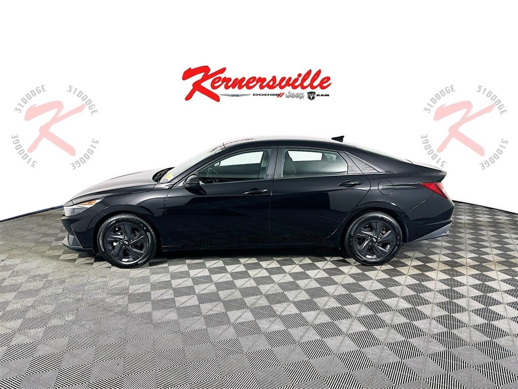 2022 Hyundai Elantra SEL Convenience photo 4