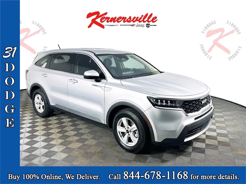 2022 Kia Sorento LX's photo