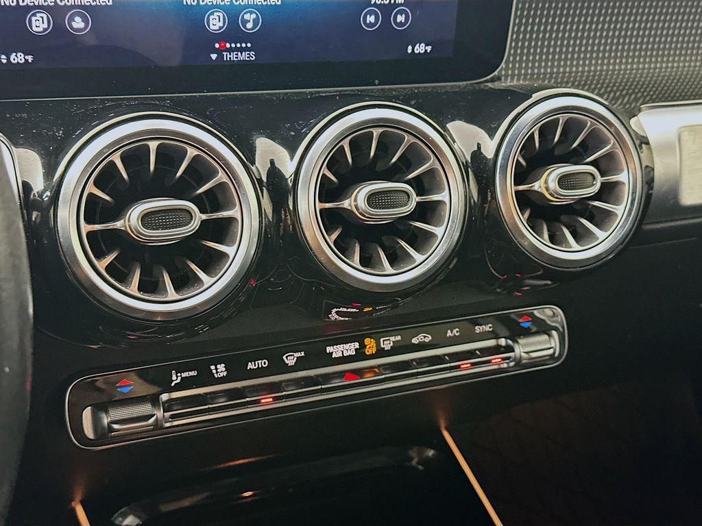 Mercedes-BenzGLB18