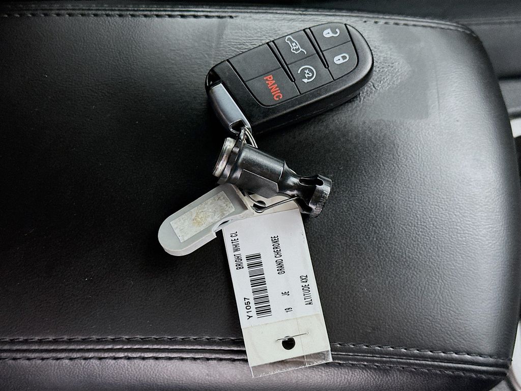 JeepGrand Cherokee35