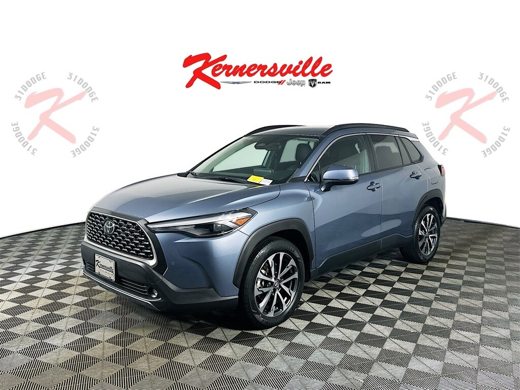2023 Toyota Corolla Cross XLE photo 3