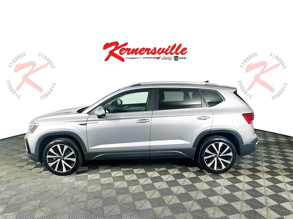 2023 Volkswagen Taos SE photo 4
