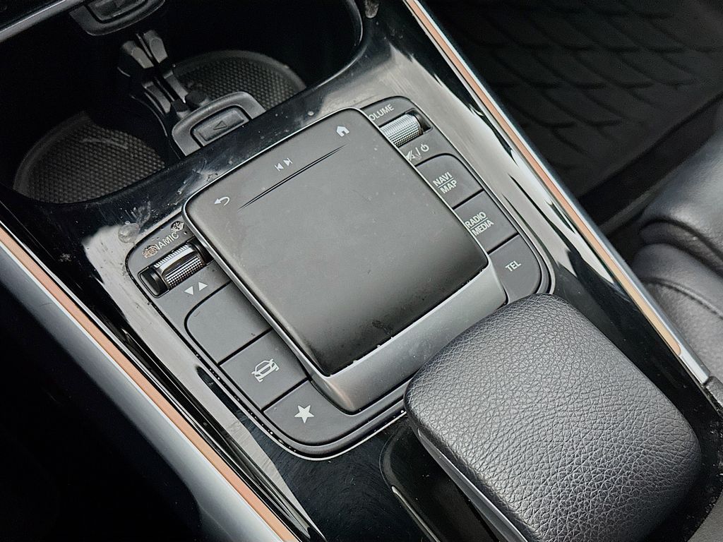 Mercedes-BenzGLB19