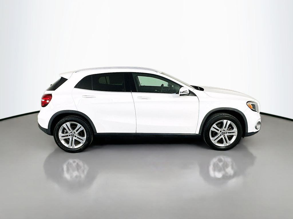 Mercedes-BenzGLA8
