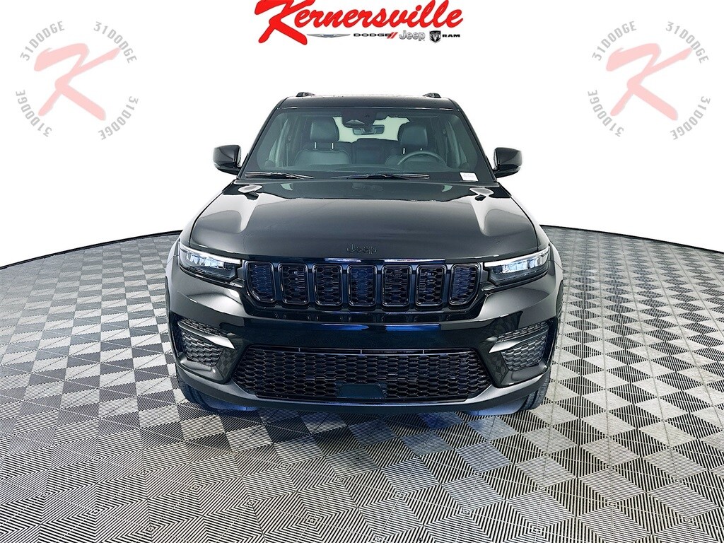 2025 Jeep Grand Cherokee Laredo Altitude photo 2