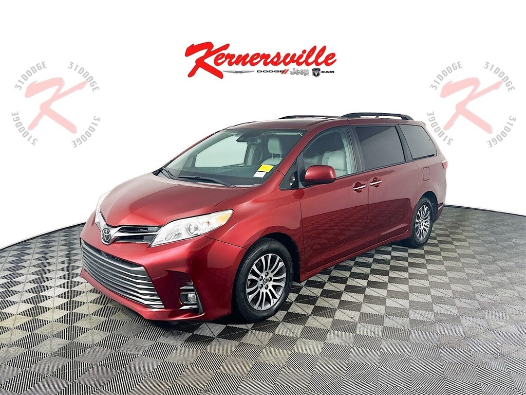 2019 Toyota Sienna XLE photo 3