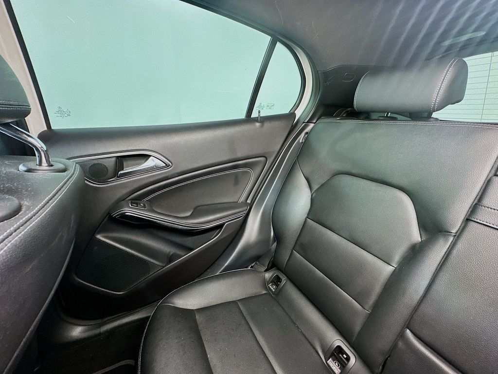 Mercedes-BenzGLA12