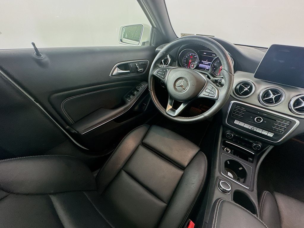 Mercedes-BenzGLA9