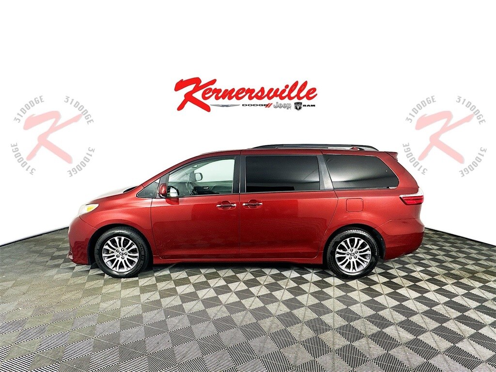 2019 Toyota Sienna XLE photo 4