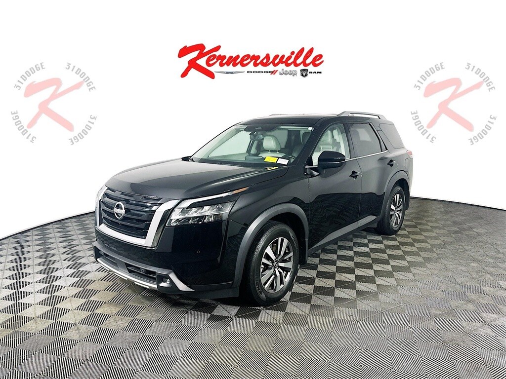 2022 Nissan Pathfinder SL photo 3