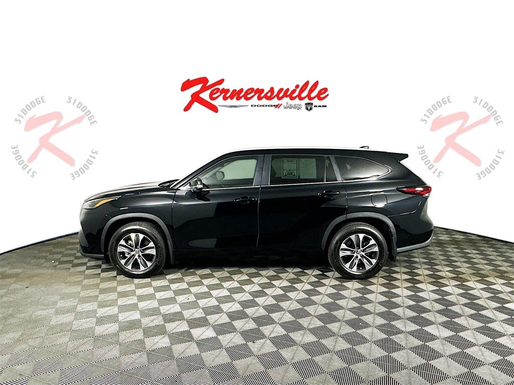 2025 Toyota Highlander XLE photo 4