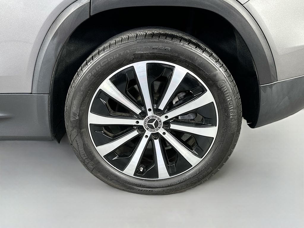 Mercedes-BenzGLB33