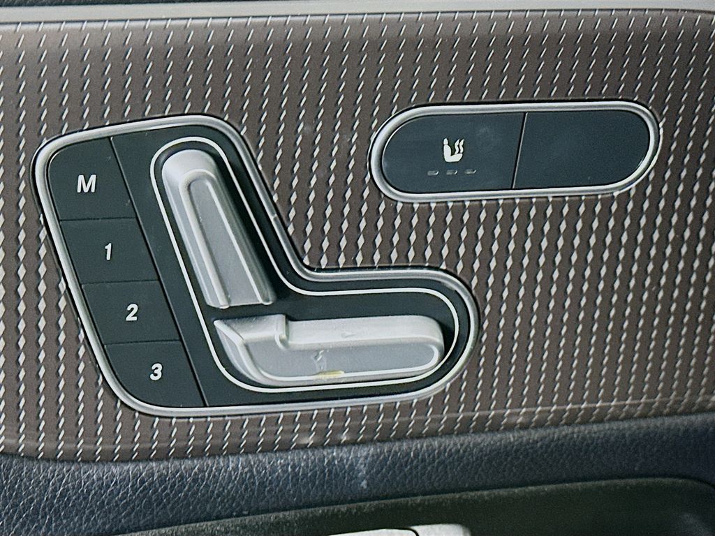 Mercedes-BenzGLB22