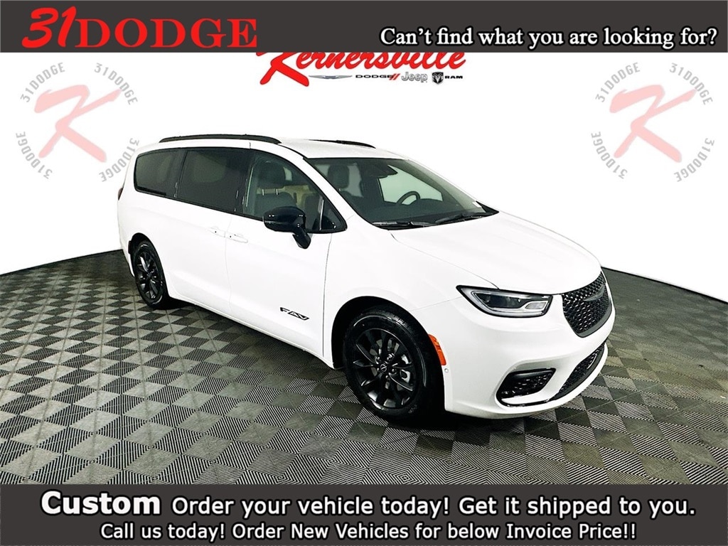 2025 Chrysler Pacifica Select's photo