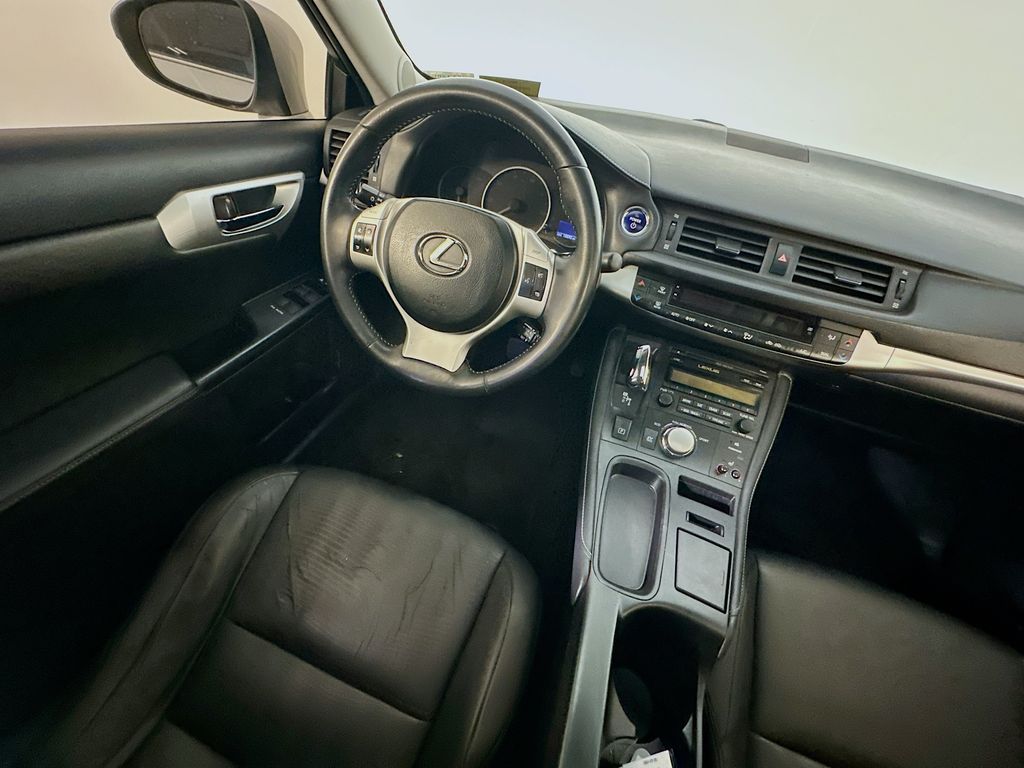 LexusCT9