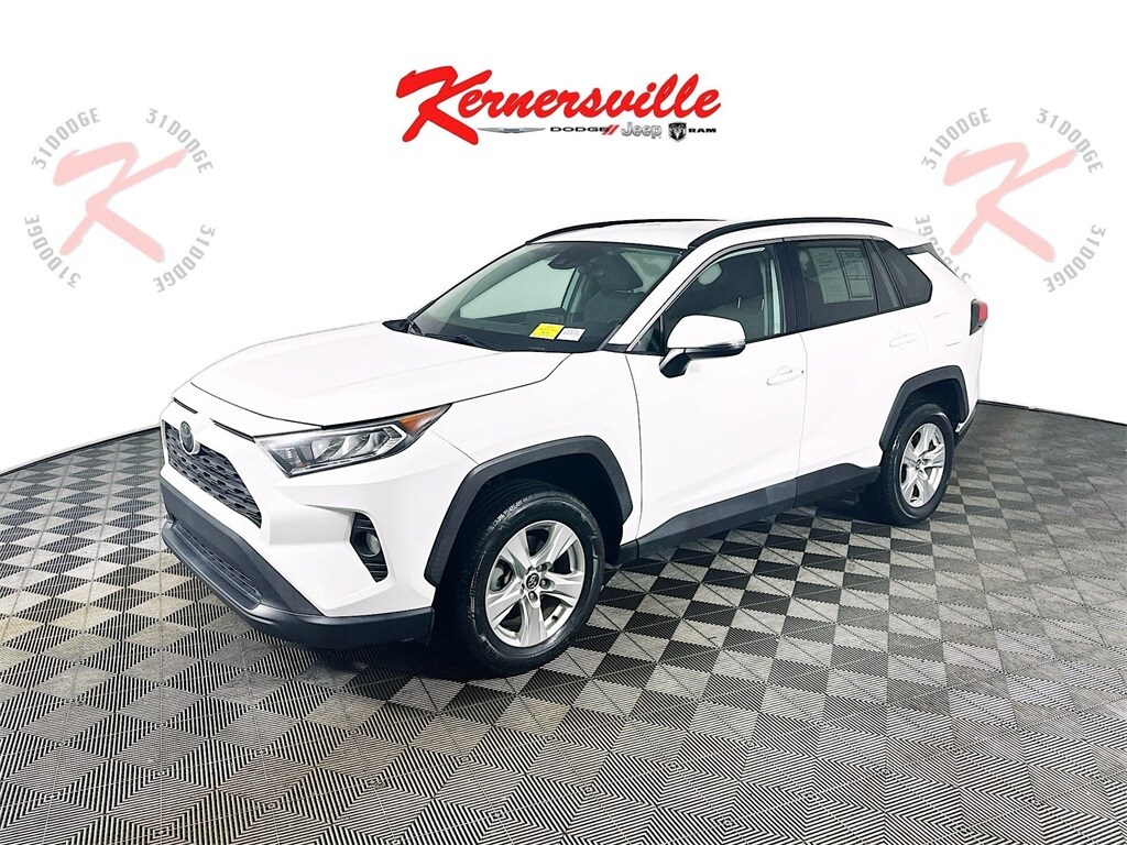 2021 Toyota RAV4 XLE photo 2