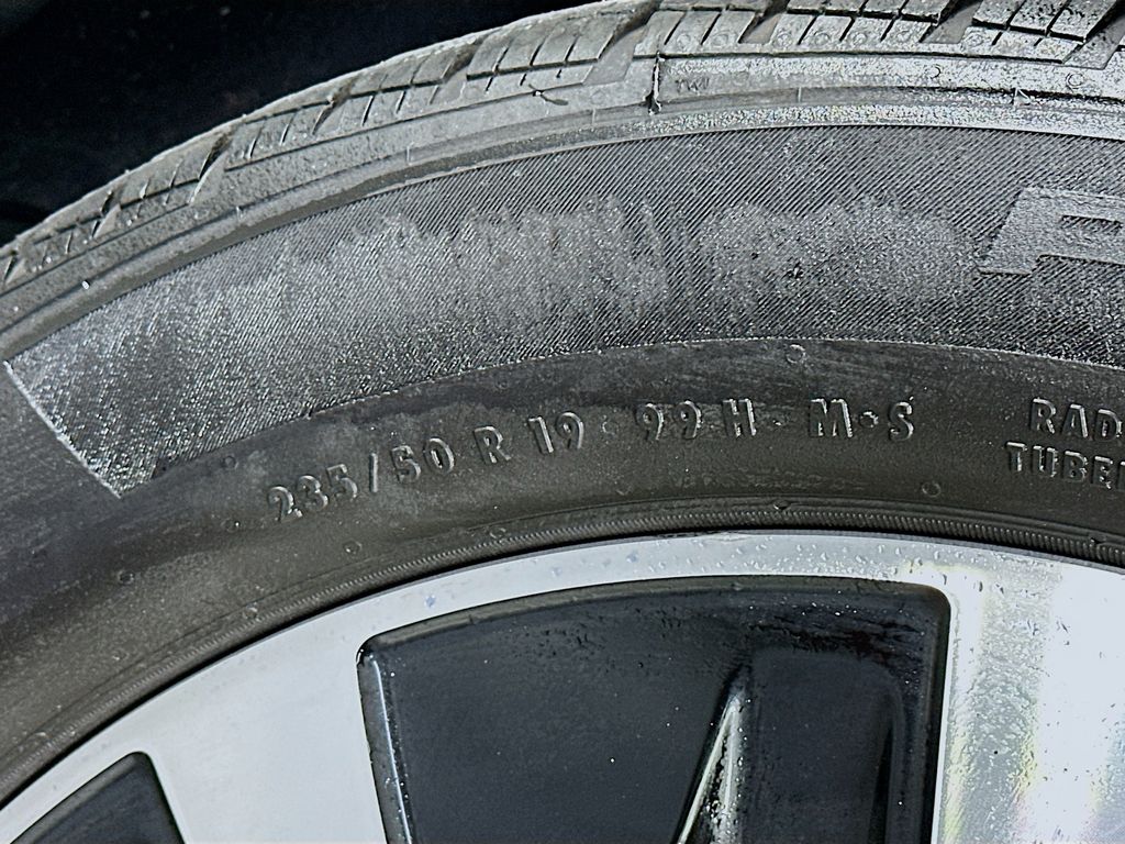 Mercedes-BenzGLB32