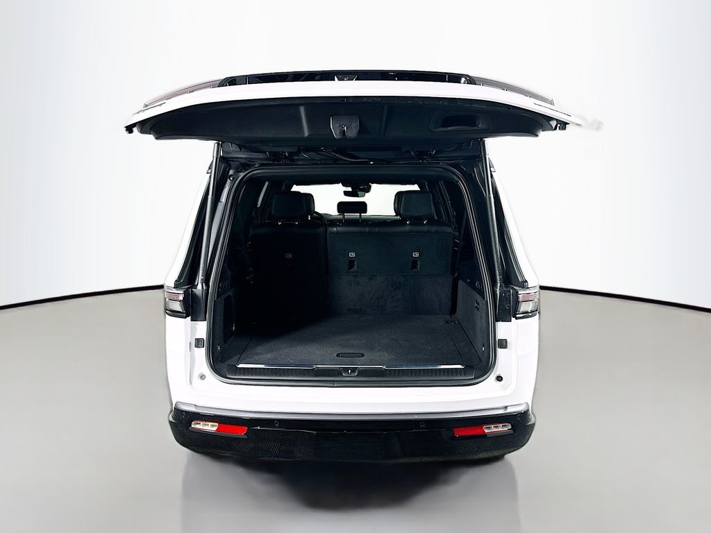 JeepGrand Wagoneer L16