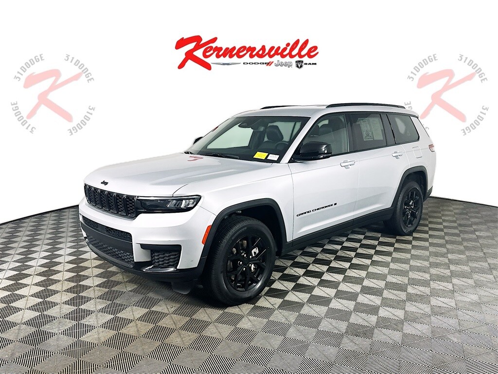 2024 Jeep Grand Cherokee Altitude photo 3