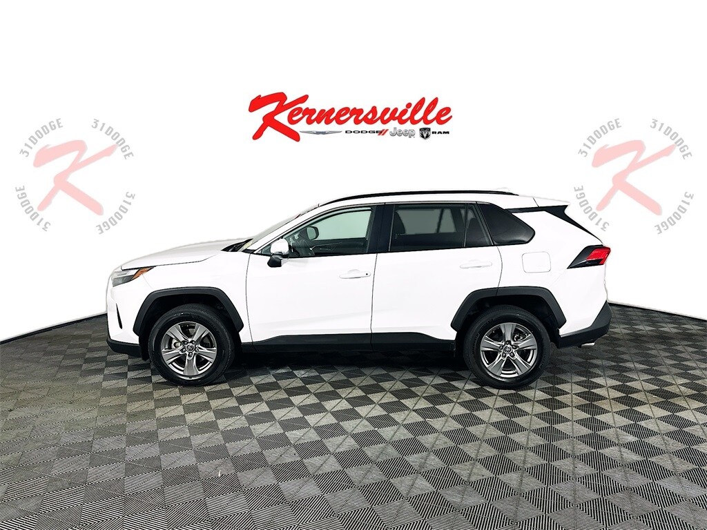 2023 Toyota RAV4 XLE photo 3