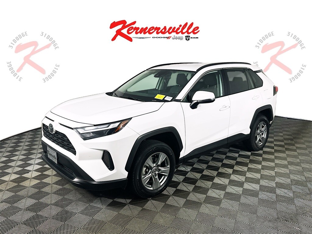 2023 Toyota RAV4 XLE photo 2