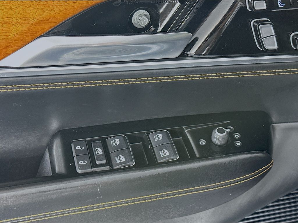 JeepGrand Wagoneer24