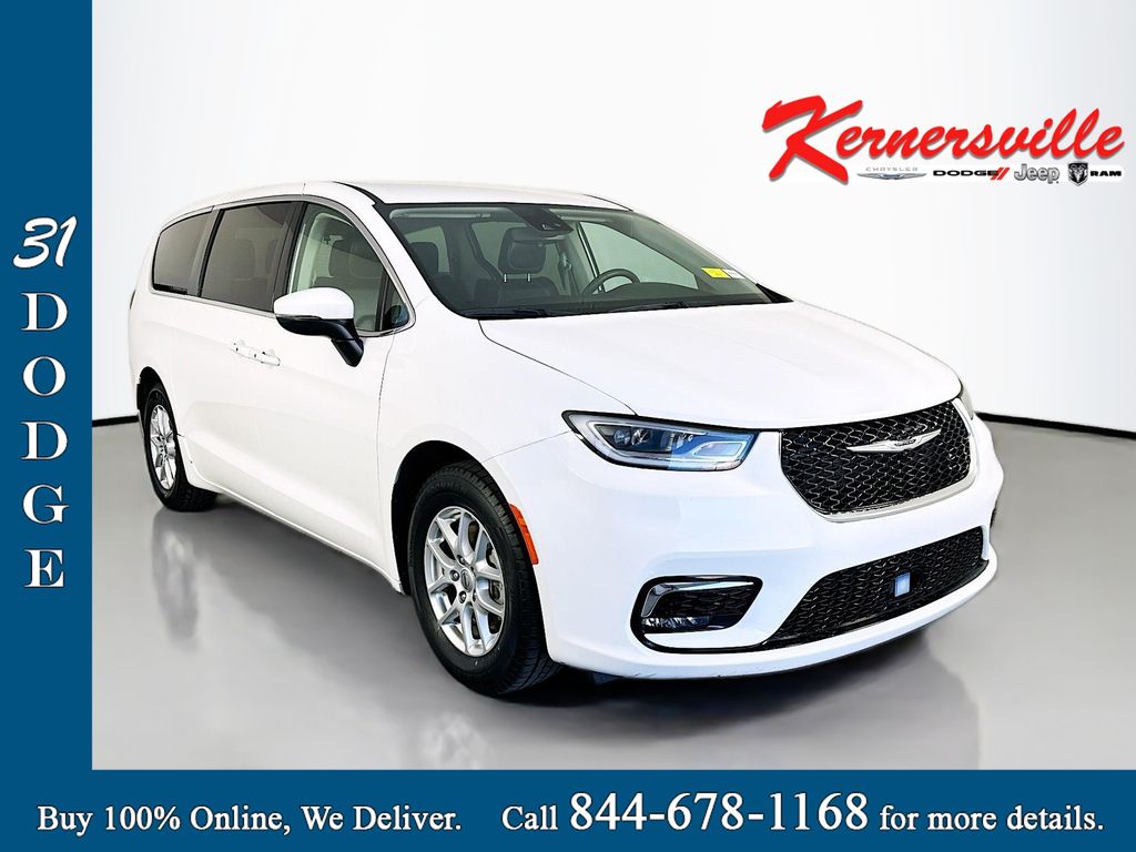 2023 Chrysler Pacifica Touring L's photo