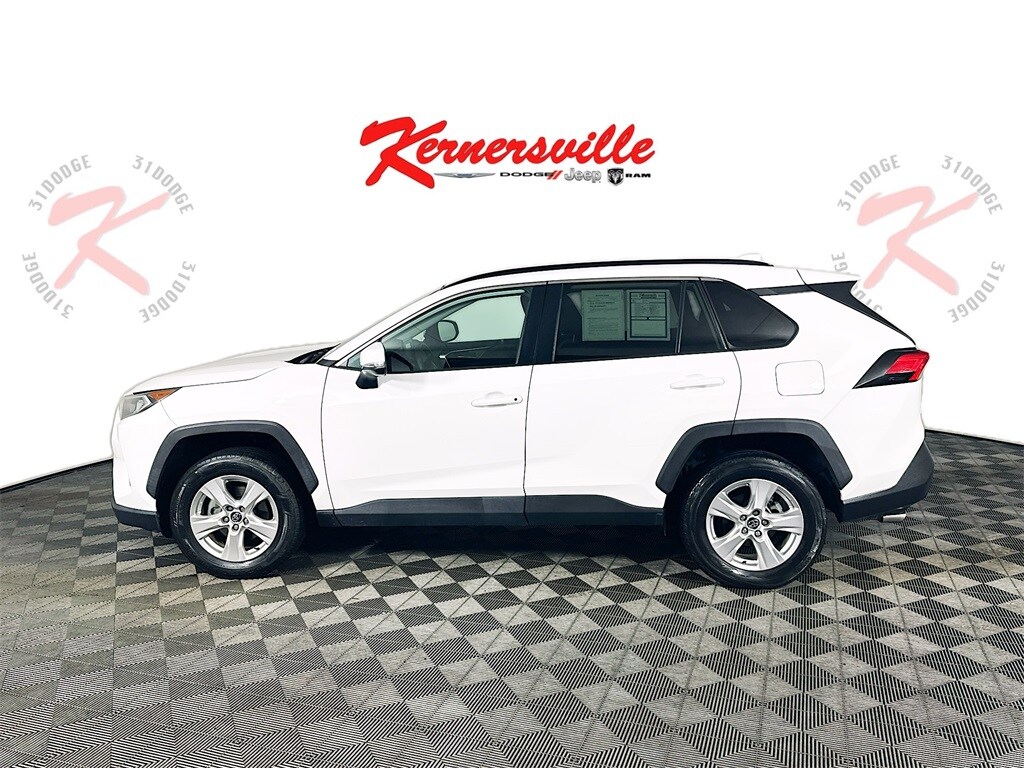 2021 Toyota RAV4 XLE photo 3