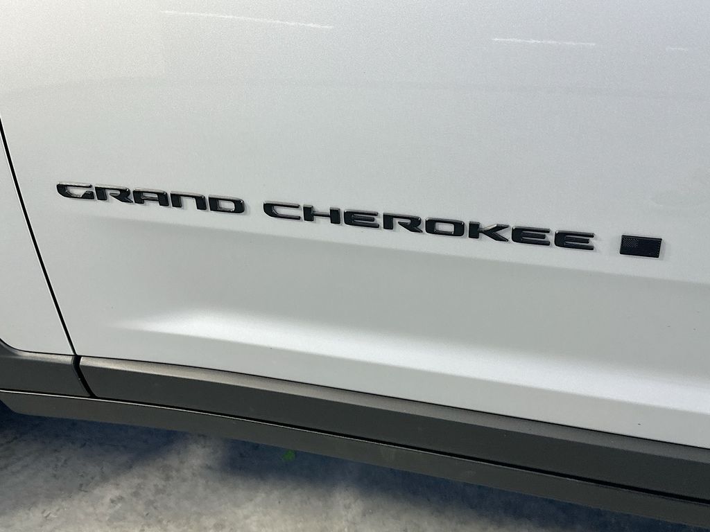 JeepGrand Cherokee L28