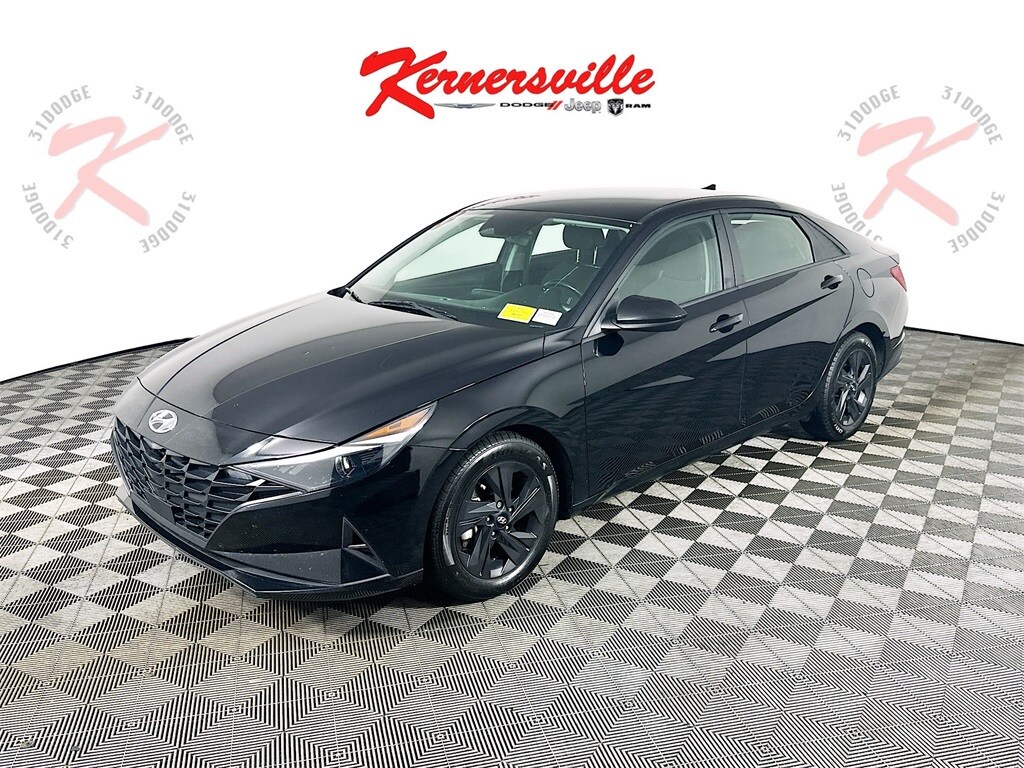 2022 Hyundai Elantra SEL Convenience photo 3