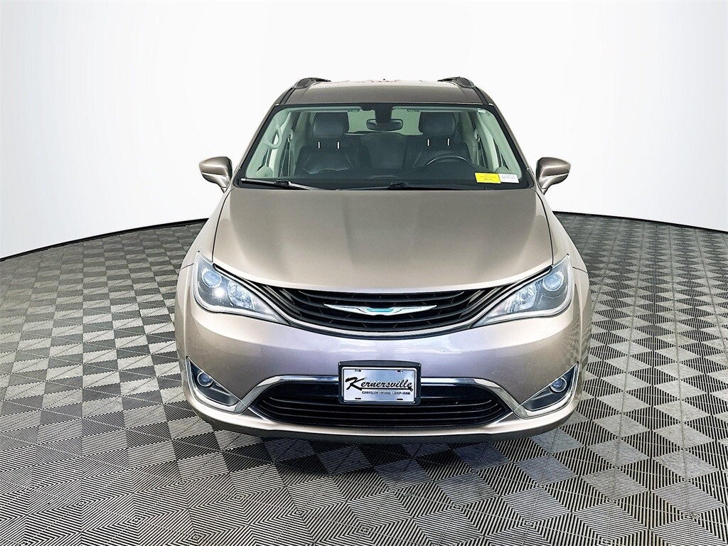 2018 Chrysler Pacifica Hybrid Touring L photo 2
