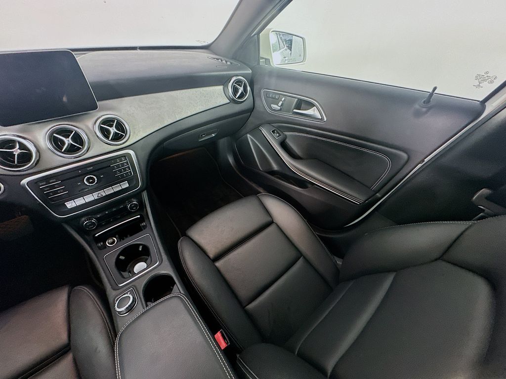 Mercedes-BenzGLA11