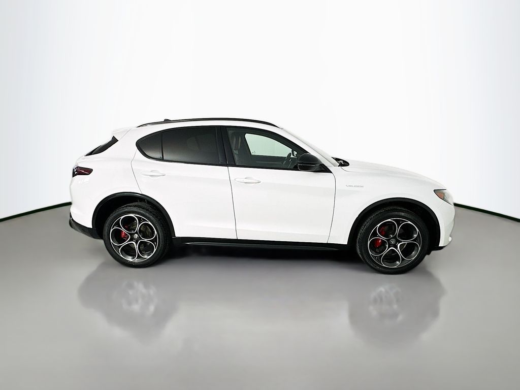 Alfa RomeoStelvio8