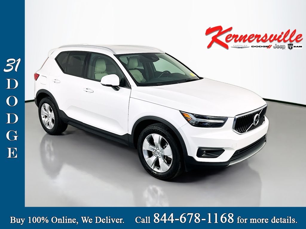 2021 Volvo XC40 T4 Momentum's photo