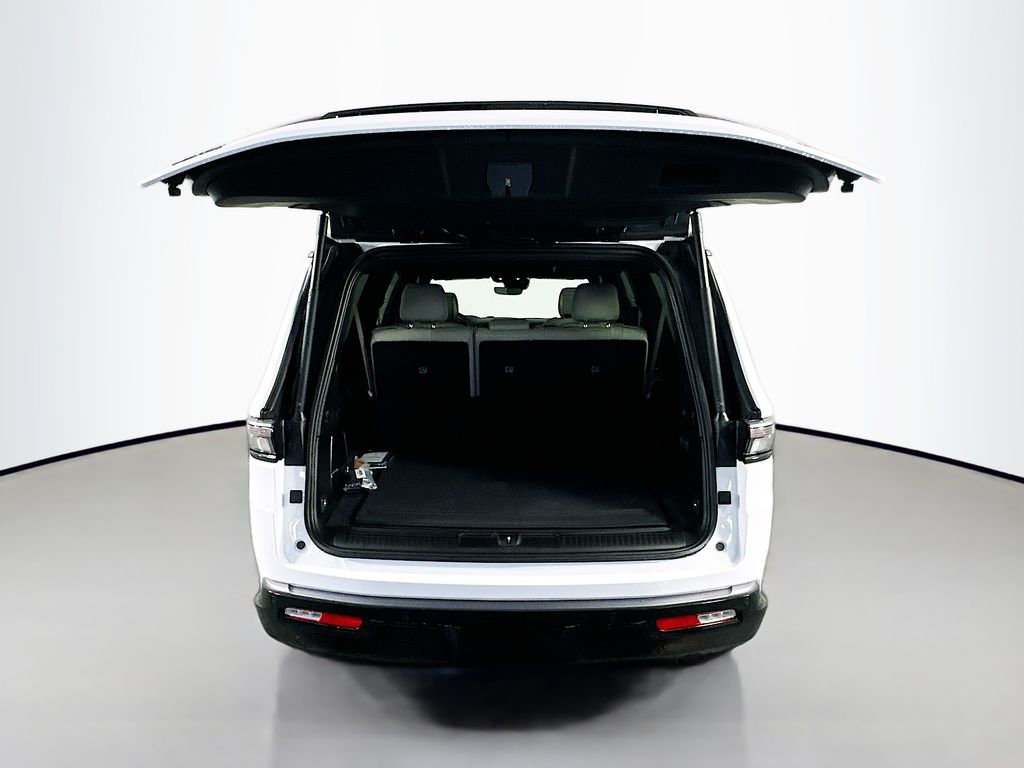 JeepGrand Wagoneer L16