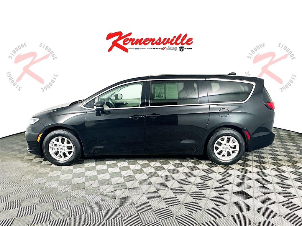2023 Chrysler Pacifica Touring L photo 4
